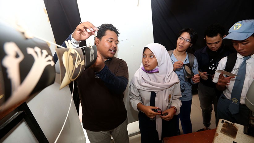 Serunya Belajar Teknik Fotogram bersama Mahasiswa Chipoc Unitomo Surabaya - Bagian 3