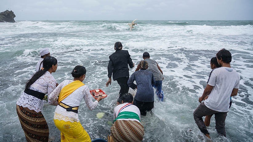 Ribuan Umat Hindu Ikuti Upacara Melasti di Pantai Ngobaran Gunung Kidul - Bagian 2