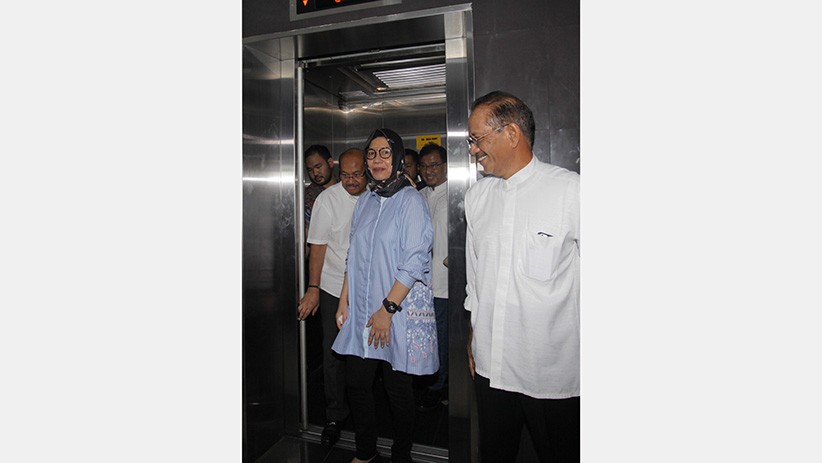 Ekspresi Karen Agustiawan Tinggalkan Rumah Tahanan Kejaksaan Agung - Bagian 3