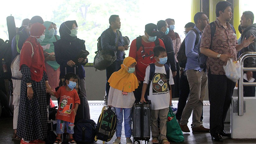 Sterilisasi Virus Korona, Stasiun Gambir Disemprot Cairan Disinfektan - Bagian 4