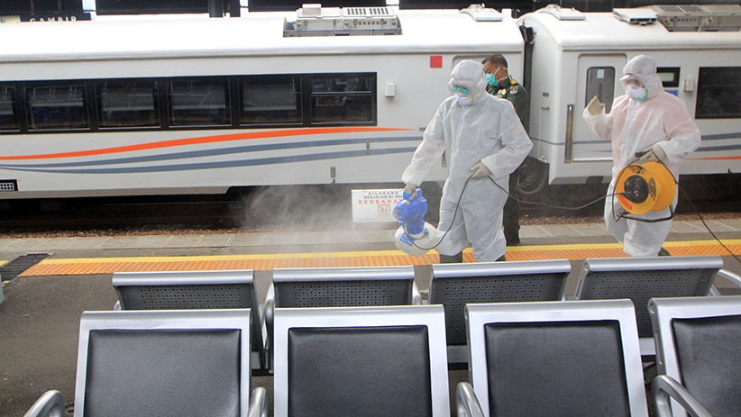 Sterilisasi Virus Korona, Stasiun Gambir Disemprot Cairan Disinfektan - Bagian 1