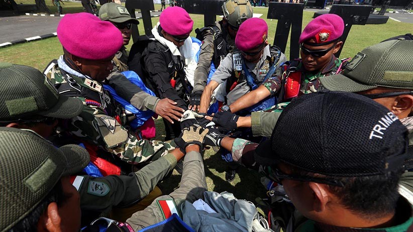 Atraksi Terjun Payung Free Fall Warnai HUT ke-59 Taifib Korps Marinir - Bagian 4