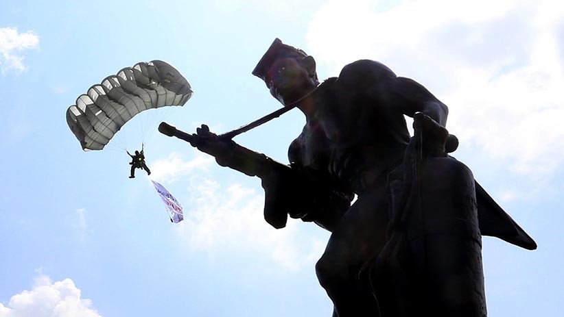 Atraksi Terjun Payung Free Fall Warnai HUT ke-59 Taifib Korps Marinir - Bagian 1