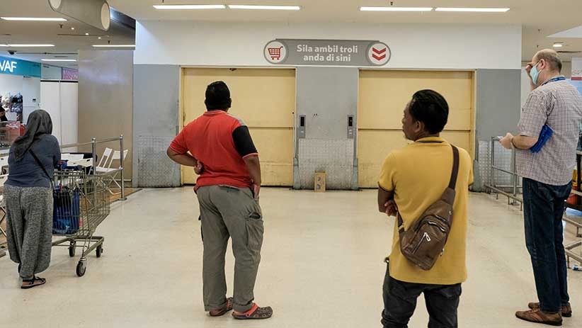 Malaysia Lockdown, Persediaan Makanan Ludes Diborong Warga - Bagian 5