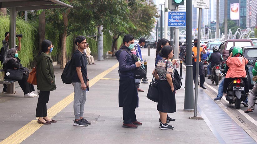 Potret Warga Jakarta Saling Menjaga Jarak  untuk Cegah 