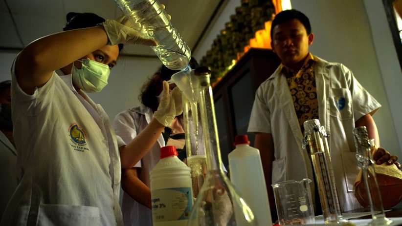 Mahasiswa Unima Ciptakan Cairan Pembersih Tangan dari Minuman Cap Tikus - Bagian 1