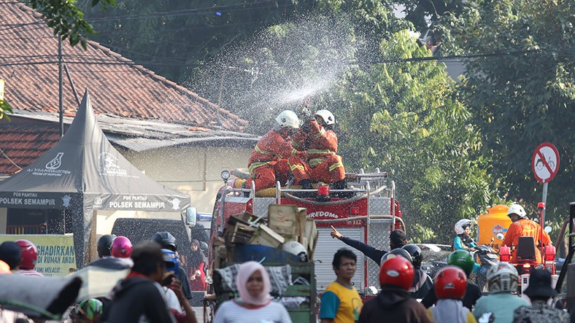 Jalanan Kota Surabaya Disemprot Cairan Disinfektan untuk Cegah COVID-19 - Bagian 2