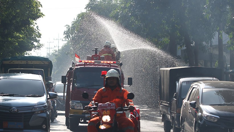 Jalanan Kota Surabaya Disemprot Cairan Disinfektan untuk Cegah COVID-19 - Bagian 1