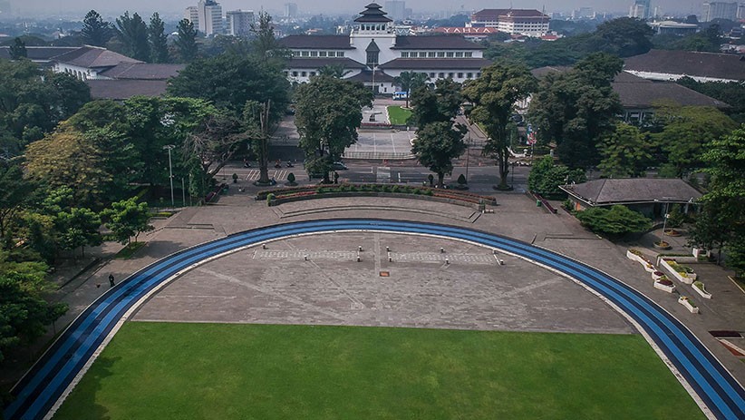 Imbas COVID-19, Lapangan Gasibu Bandung Ditutup Sementara - Bagian 1