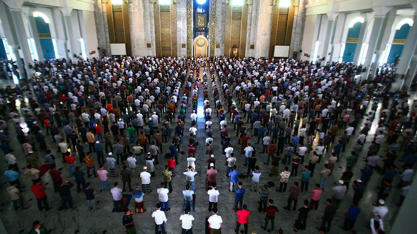 Masjid Al Akbar Surabaya Tetap Gelar Salat Jumat, Saf Jemaah Diberi Jarak 1 Meter - Bagian 1
