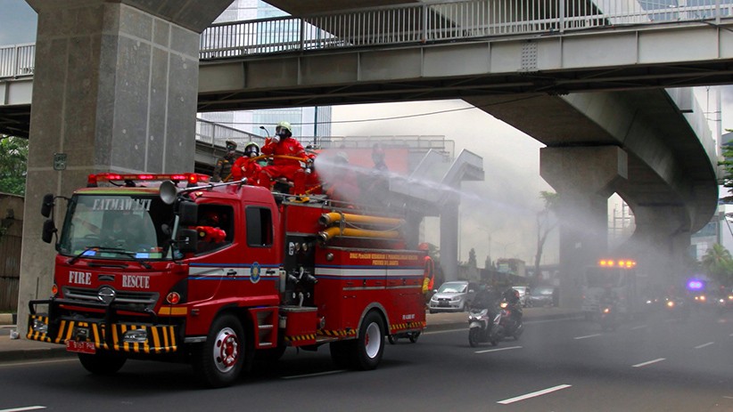 Cegah Virus Korona, Jalanan dan Fasilitas Umum di Jakarta Disemprot Disinfektan - Bagian 5