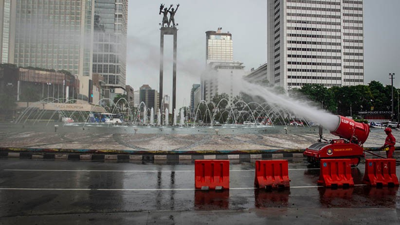Cegah Virus Korona, Jalanan dan Fasilitas Umum di Jakarta Disemprot Disinfektan - Bagian 1