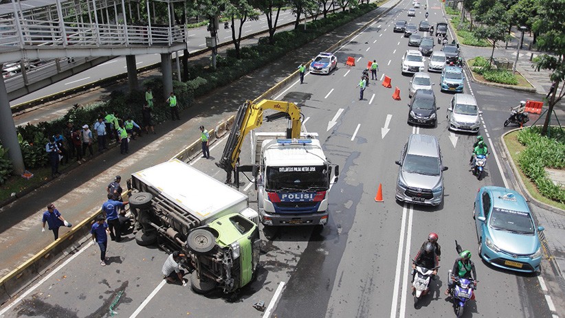 Hilang Kendali, Mobil Boks Terguling di Jalan Sudirman - Bagian 1