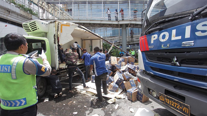 Hilang Kendali, Mobil Boks Terguling di Jalan Sudirman - Bagian 3