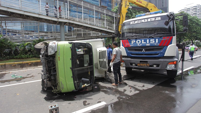 Hilang Kendali, Mobil Boks Terguling di Jalan Sudirman - Bagian 2