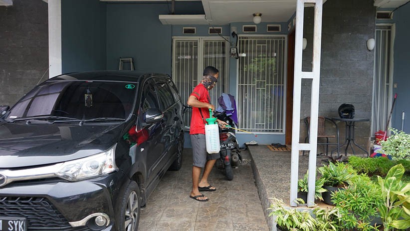Warga Pamulang Semprot Perumahan dengan Disinfektan Secara Mandiri - Bagian 3