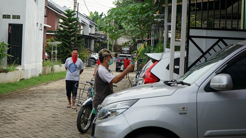 Warga Pamulang Semprot Perumahan dengan Disinfektan Secara Mandiri - Bagian 6