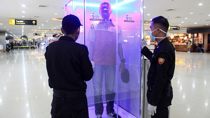 Penumpang Pesawat Diperiksa di Bilik Sterilisasi sebelum Masuk Kota Surabaya - Bagian 1