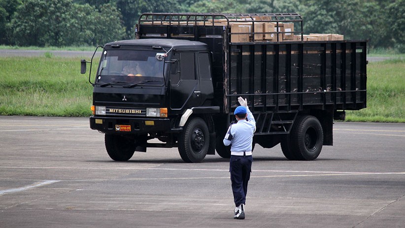 Alat-Alat Kesehatan untuk Penanganan COVID-19 dari China Tiba di Lanud Halim - Bagian 5