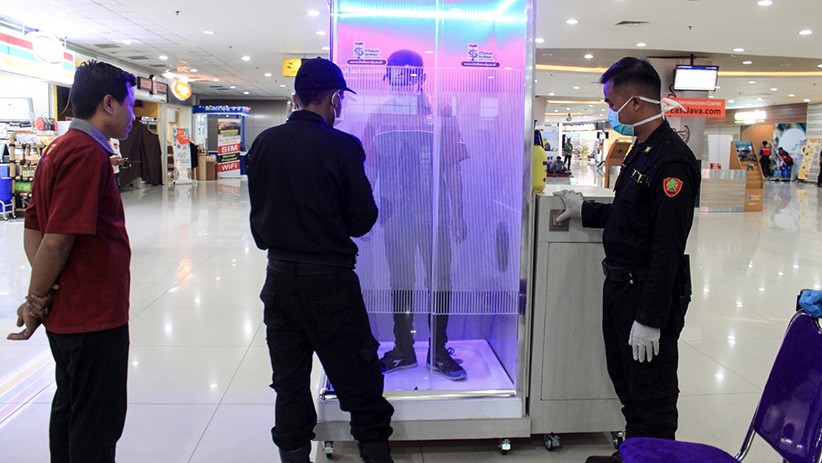 Penumpang Pesawat Diperiksa di Bilik Sterilisasi sebelum Masuk Kota Surabaya - Bagian 2