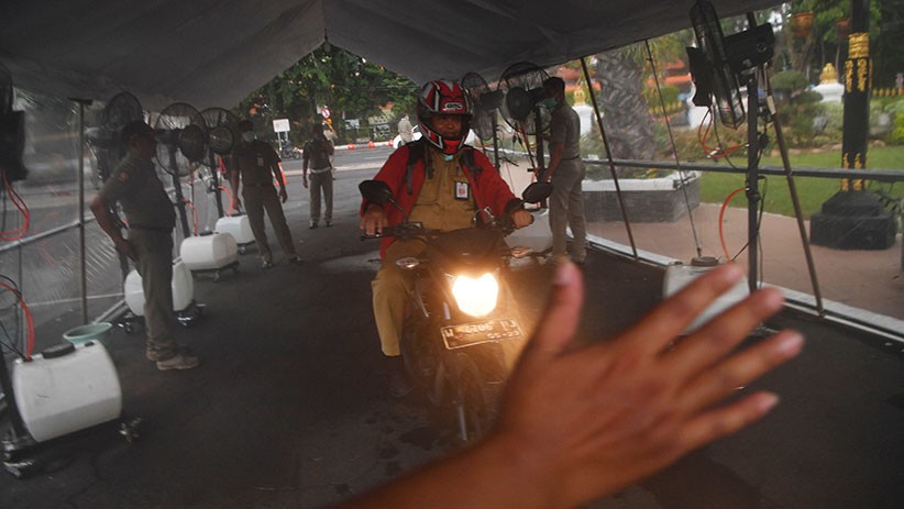 Penampakan Bilik Penyemprotan Disinfektan untuk Kendaraan Bermotor di Surabaya - Bagian 3
