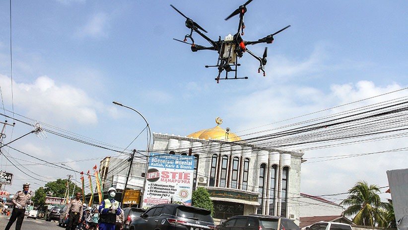 Polda Riau Gunakan Drone untuk Semprot Cairan Disinfektan - Bagian 1