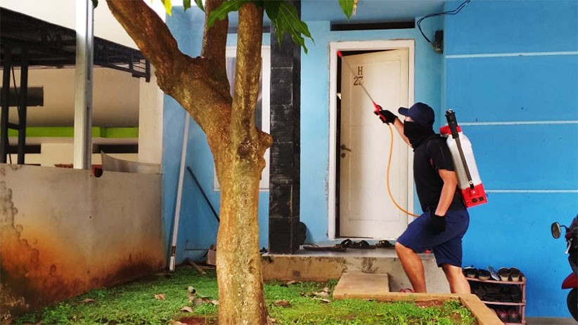 Cegah Penyebaran COVID-19, Permukiman Warga Cinangka Disemprot Cairan Disinfektan - Bagian 2