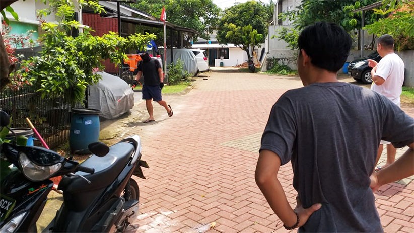 Cegah Penyebaran COVID-19, Permukiman Warga Cinangka Disemprot Cairan Disinfektan - Bagian 4