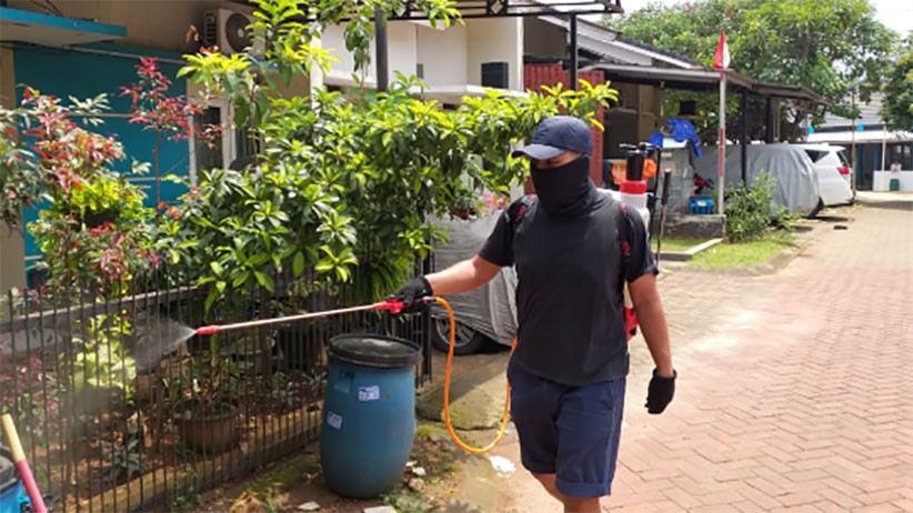 Cegah Penyebaran COVID-19, Permukiman Warga Cinangka Disemprot Cairan Disinfektan - Bagian 5