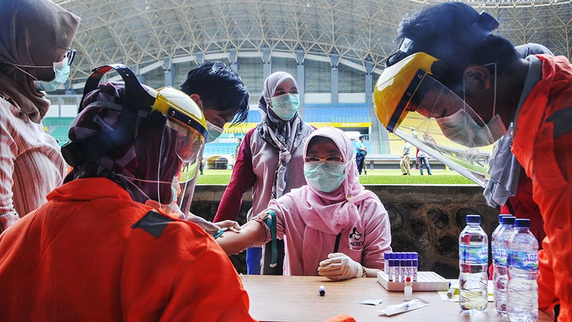 Tenaga Medis Ikuti Rapid Test COVID-19 di Bekasi - Bagian 1