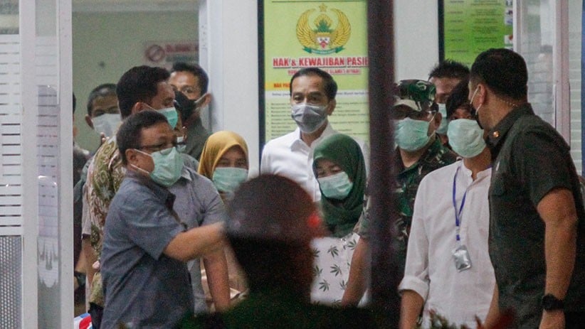 Presiden Jokowi Bawa Jenazah Ibunda ke Rumah Duka - Bagian 1