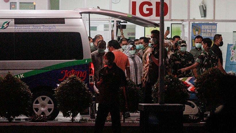 Presiden Jokowi Bawa Jenazah Ibunda ke Rumah Duka - Bagian 2