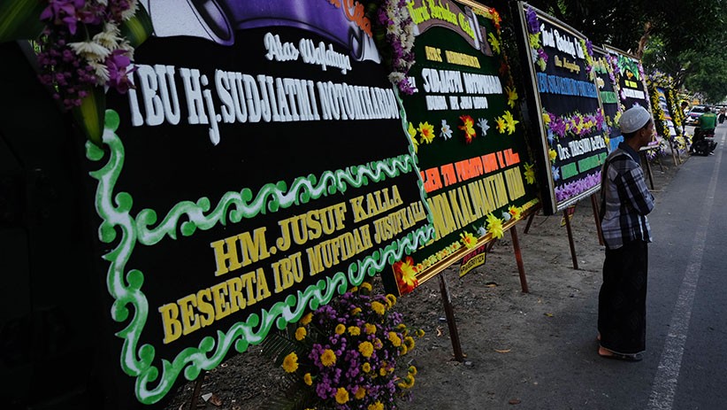 Deretan Karangan Bunga Belasungkawa di Rumah Duka Ibunda Presiden Jokowi - Bagian 2