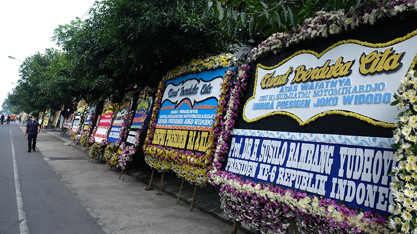 Deretan Karangan Bunga Belasungkawa di Rumah Duka Ibunda Presiden Jokowi - Bagian 1