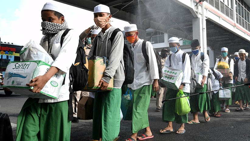 Cegah Corona Masuk Lingkungan Pesantren, 10.000 Santri di Pasuruan Dipulangkan - Bagian 2