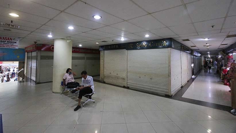 Dampak COVID-19, Pedagang Metro Atom Plaza Pasar Baru Tutup Toko - Bagian 2