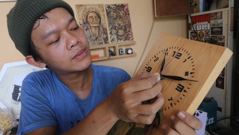 Perajin Ini Ubah Kayu Bekas Jadi Jam Dinding, Dijual Online hingga Rp175.000 - Bagian 2