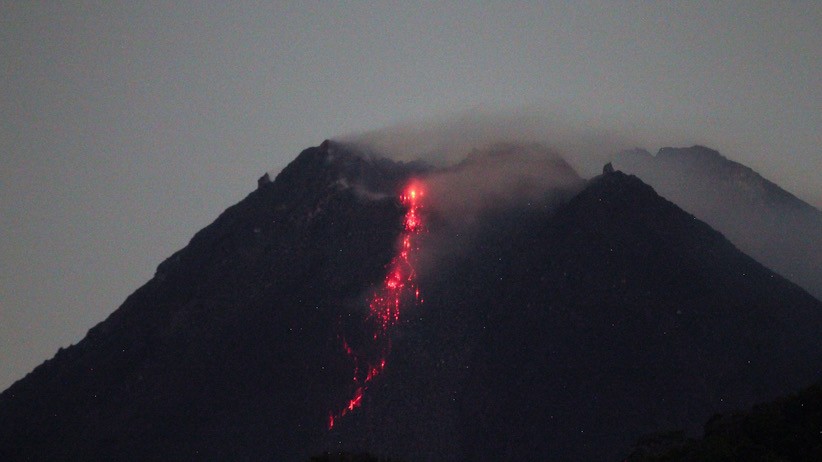 Penampakan Gunung Merapi Keluarkan Lava Pijar - Bagian 1