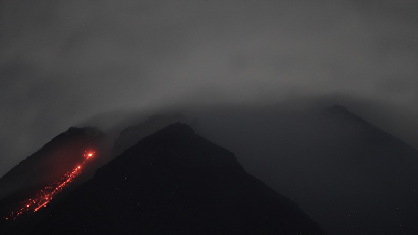 Penampakan Gunung Merapi Keluarkan Lava Pijar - Bagian 3