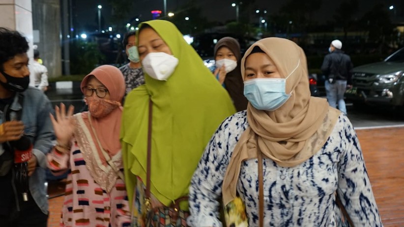 Tangis Keluarga Penumpang Pesawat Sriwijaya Air Jatuh Pecah di Bandara Soekarno Hatta - Bagian 2