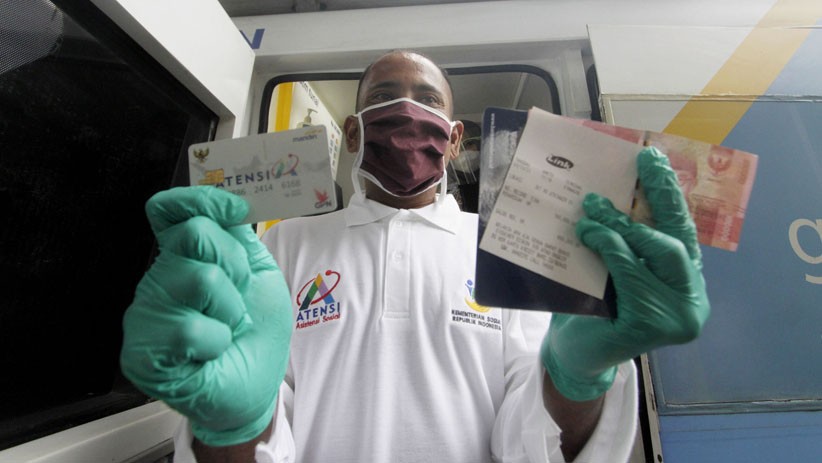 Tri Rismaharini Serahkan Kartu ATENSI Kementerian Sosial - Bagian 2