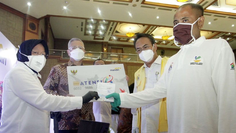 Tri Rismaharini Serahkan Kartu ATENSI Kementerian Sosial - Bagian 1