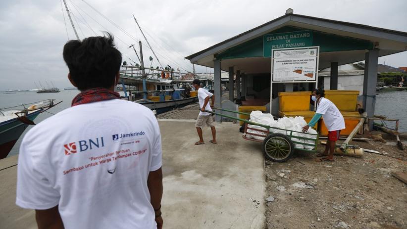 BNI dan Jamkrindo Salurkan Sembako untuk Warga Terdampak Pandemi di Serang - Bagian 4