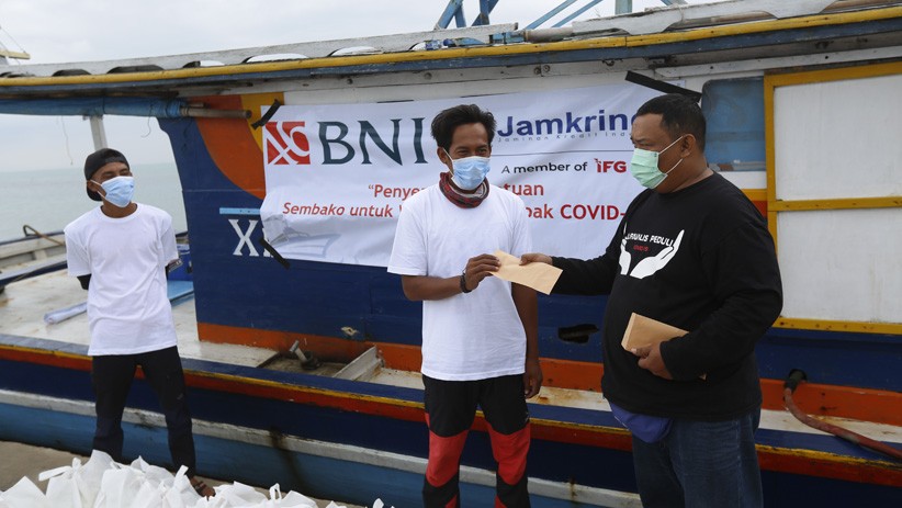 BNI dan Jamkrindo Salurkan Sembako untuk Warga Terdampak Pandemi di Serang - Bagian 3