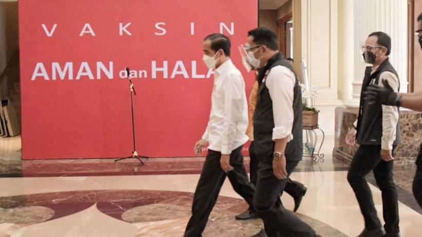 Presiden Jokowi Didampingi Gubernur Ridwan Kamil Tinjau Vaksinasi Massal Covid-19 - Bagian 4
