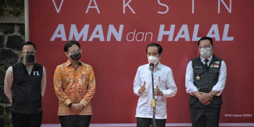Presiden Jokowi Didampingi Gubernur Ridwan Kamil Tinjau Vaksinasi Massal Covid-19 - Bagian 1