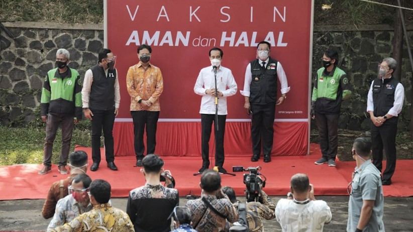 Presiden Jokowi Didampingi Gubernur Ridwan Kamil Tinjau Vaksinasi Massal Covid-19 - Bagian 2
