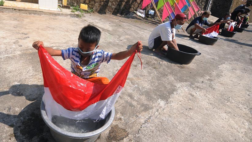 Sambut HUT Ke-76 RI, Warga Ampel Boyolali Mencuci Bendera Merah Putih Bersama-sama - Bagian 2