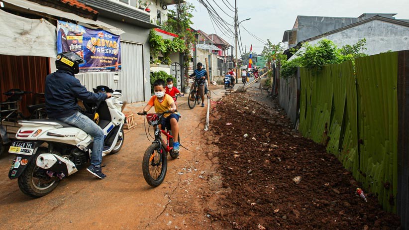 Pipa Air Pecah, Jalan Gudang Air Ciracas Retak Sepanjang 15 Meter - Bagian 3
