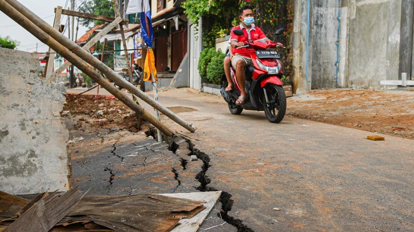 Pipa Air Pecah, Jalan Gudang Air Ciracas Retak Sepanjang 15 Meter - Bagian 2
